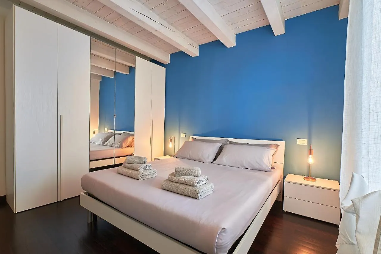 Alexander House - Unbeatable Price!の連絡先
